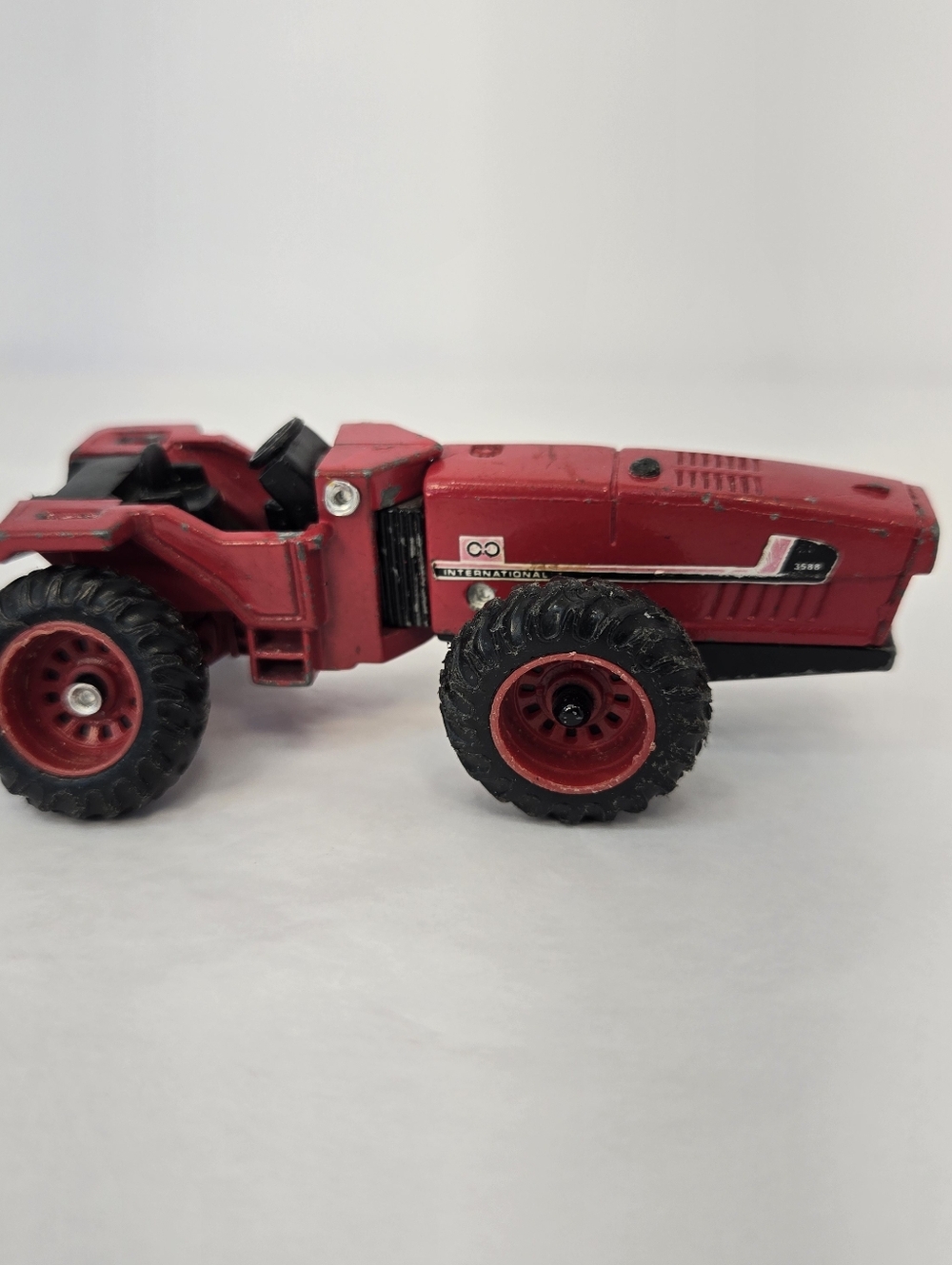 International Harvester 3588 "2+2" articulated tractor, ERTL 1/64 scale die-cast